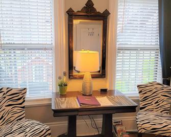 Excellent Hotel Alternative! 1.5 Miles To Center, Fort Hill Inn, Boston - Boston - Living room