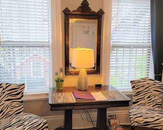Excellent Hotel Alternative! 1.5 Miles To Center, Fort Hill Inn, Boston - Boston - Living room