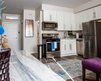 Luxurious Furnished Studio w Full Kitchen in SD - San Diego - Kitchen
