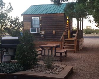 The Roadrunner Tiny Cabin at Palo Duro - Canyon - Innenhof