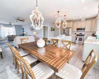Family fun-large home, beach, pools, pet friendly! - Long Neck - Comedor