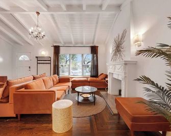 Miami Art deco home by PMI - Miami - Sala de estar