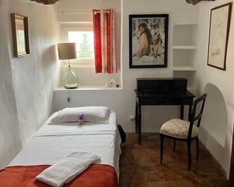 Maison ancienne de caractère avec terrasse dans hameau typiquement provençal - Seillans - Habitación