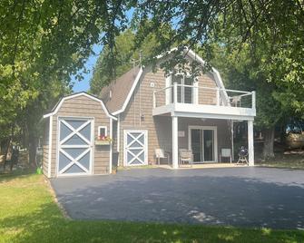Cozy affordable cottage near shopping, restaurants and trail access! - Drummond - Building