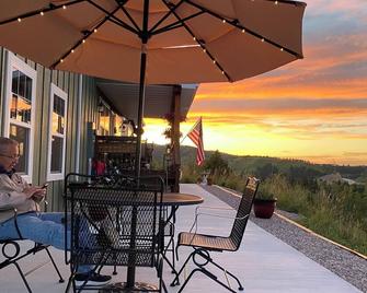 Majestic Retreat Studio - Sturgis - Patio