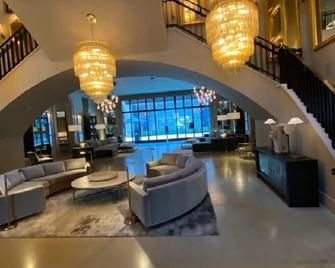 Uptown Dallas - Comfy Studio #8, Wifi, Parking, Near Restaurants & Shops & Safe - Dallas - Lobby
