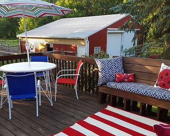 The Farmhouse Stay is reopened after renovations! - South Bend - Balcony