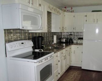 Quiet Neighborhood, For Bird Lovers - South Deerfield - Kitchen