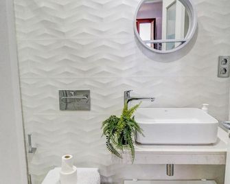 The Green Oasis by Hello Homes Sitges - Sitges - Bad