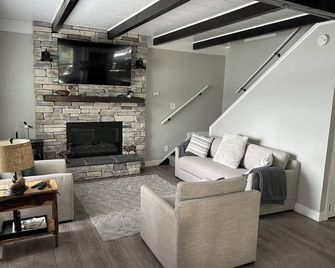 Cozy Cabin on beautiful Deer Lake! - Loon Lake - Living room