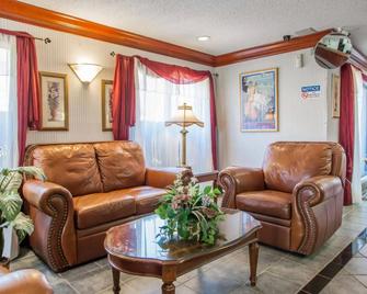 Hometowne Studios Egg Harbor-Atlantic City Airport - Egg Harbor Township - Wohnzimmer