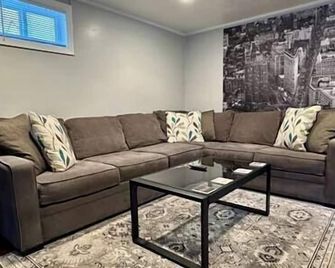 Charming One Bedroom Mother-in-Law - South Salt Lake - Living room