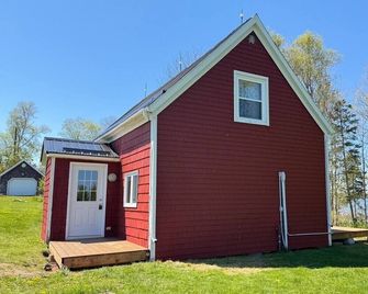 Cedarway Riverview Lodge-by Brudenell River overseeing golf course - Montague - Edificio
