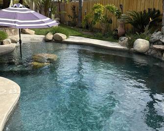 4-bedroom vacation home just 5 minutes from Kingsburg's historic downtown - Kingsburg - Pool