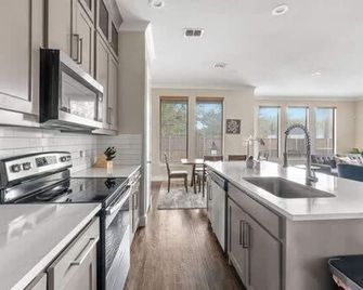 Trinity Groves Retreat Large Modern 5 Br Home - Dallas - Küche