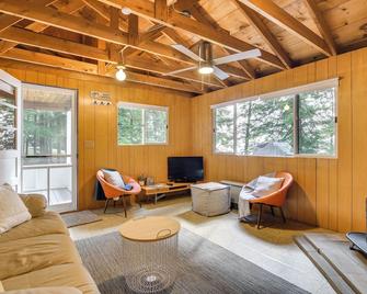 Private Dock on Messalonskee Lake: Cozy Cottage! - Augusta - Wohnzimmer
