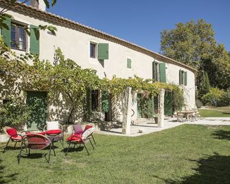 XVIIIth Century fully renovated Provencal farmhouse in Maussane-les-Alpilles - Maussane-les-Alpilles - Патіо