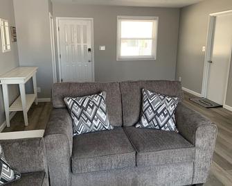 Lake Front home near Sister Lakes area. Pontoon rental available. - Decatur - Living room