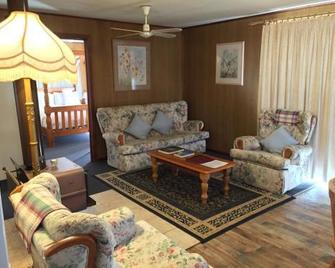Clare Valley Cabins - Clare - Living room