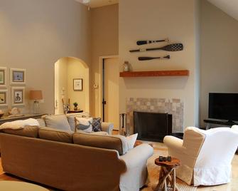 Perfect Getaway Close to Everything! Beautiful Vacation Home in Union Pier. - Union Pier - Sala de estar