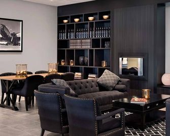 Comfort Meets Convenience Next to Rotterdam Airport! Onsite Dining! - רוטרדם - טרקלין