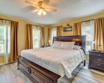 Onalaska Home with Game Room, Sunroom and Lake View! - Onalaska - Bedroom