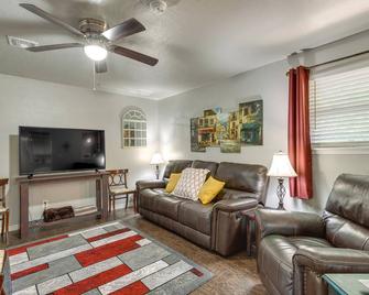 Cozy Norman Home 4 Mi to Oklahoma University! - Norman - Living room