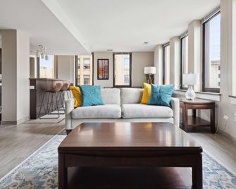 2br Executive Downtown Apartment By Envitae - Detroit - Living room