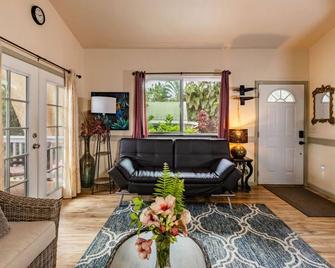 The Dolphin Cottage at Kehena Beach - Pahoa - Pokój dzienny