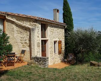 Charming holiday home with garden in the south of France - Espéraza - Edificio