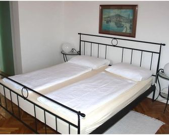 Pansion Kamenar - Primosten