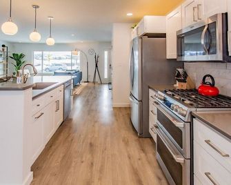Bridger Hawk - Mid-Century Classic (New) - Bozeman - Cocina
