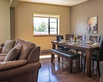 Selkirk Snug by Revelstoke Vacations - Revelstoke - Dining room