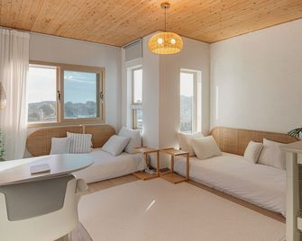 Nature-Lover’s Jeju Escape, Private Forest Stay with Seasonal Blooms & Skies - Seogwipo - Salon