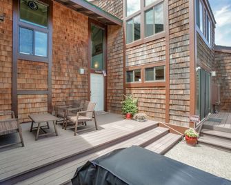 Refreshed Oceanfront Beach House with two Master Suites - Moss Landing - Patio