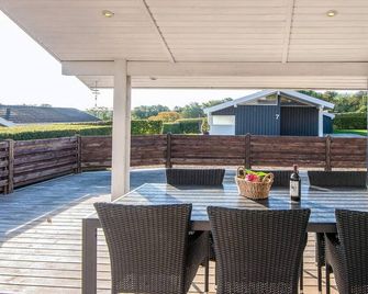 Seaside Haven with open terrace - Bjert - Balcón