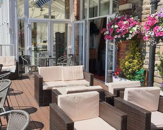 The Diplomat Hotel Restaurant & Spa - Llanelli - Terasa