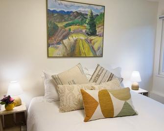 Magnolia Garden Cottage - Seattle - Bedroom