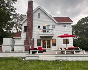 Elisa's Cottage - Your Family Vacation Destination - Woods Hole - Building