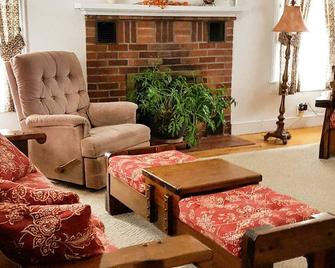 1 Mile to Dreams Park 4792 Willsey House - Cooperstown - Living room