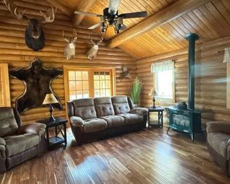 Silverwolf Log Chalet Resort - Coram - Living room