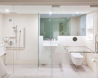 Yotelair Singapore Changi Airport - Singapore - Bathroom