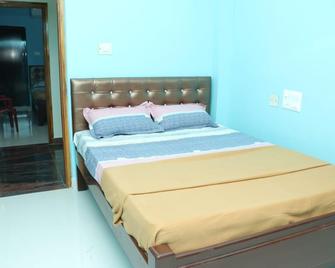 Poluru Grand Inn - Tirupati - Bedroom
