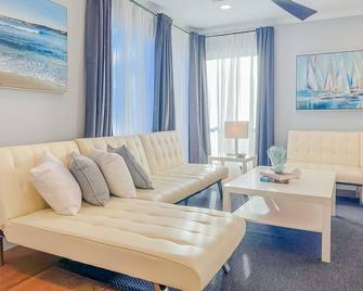Villa Cardona, Dana Point great location, energy close to the beach/Harbor - Dana Point - Living room