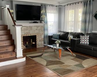 6 Bdr All Seasons Vacation House, Atlantic City - Atlantic City - Living room