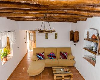 Cortijocabrill Located Between The Beach And The Mountain. Ideal For Families And Groups - Periana - Sala de estar