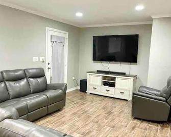 Lavish Living on Monroe - Nederland - Living room