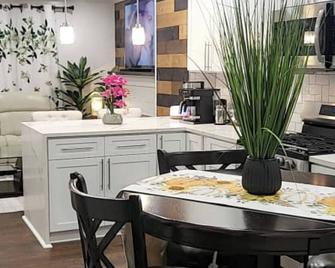 Private upper level 3-bedroom oasis with AC and WiFi. (Host occupies basement) - Germantown - Dining room