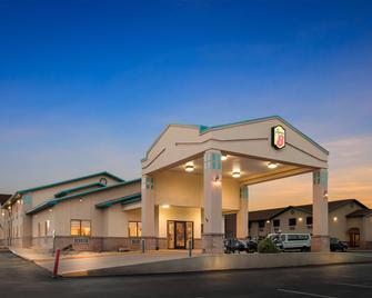 Super 8 by Wyndham Santa Rosa - Santa Rosa - Building