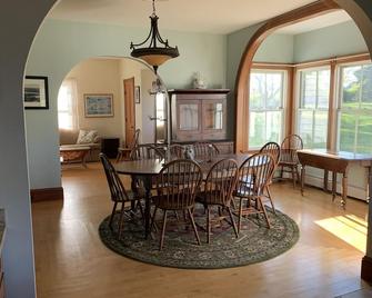 Red Gate Farm: Lovingly Maintained Block Island Farmhouse - Block Island - Dining room